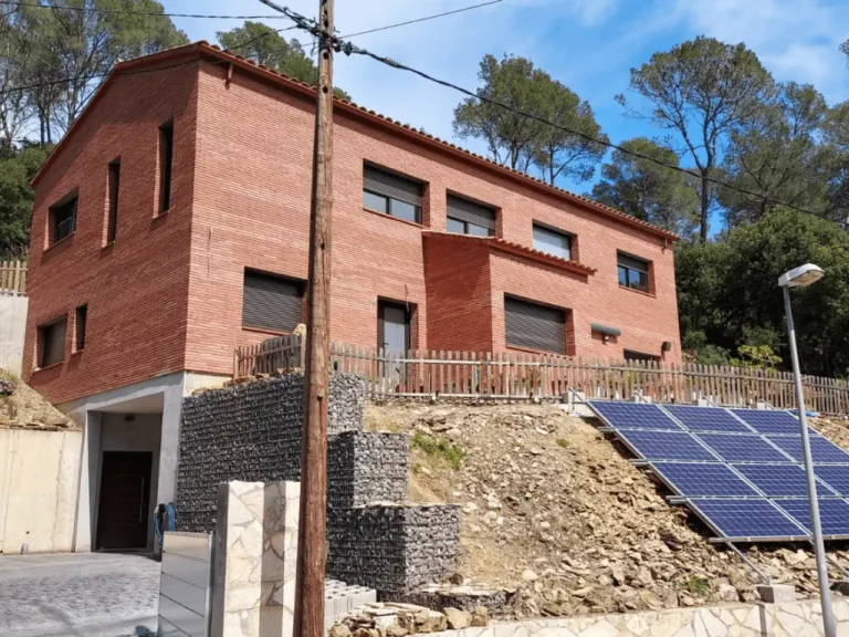 Sistema fotovoltaico en pendiente – Vivienda en Girona