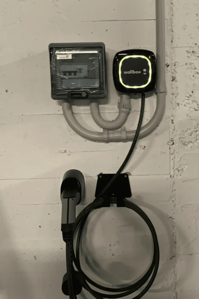 Punto de recarga Wallbox Pulsar Plus en pared de garaje privado en Girona